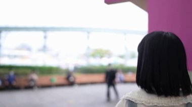 Tayvan 'ın Taipei şehrindeki Shilin Bölgesi' nde bir lunaparkta 20 'li yaşlarda genç bir Tayvanlı kadın akşam vakti yürüyor. Yavaş çekim videosu.