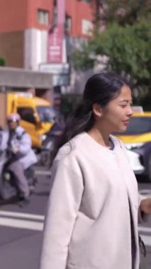 Tayvanlı 20 'li yaşlarda erkek ve bayan öğrenciler ve Tayvan' da Da 'an Bölgesi' nde bir üniversite kampüsünde sohbet eden Hintli bir kadın. Dikey.