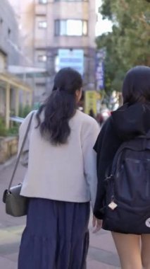 Tayvanlı 20 'li yaşlarda erkek ve bayan öğrenciler ve Tayvan' da Da 'an Bölgesi' nde bir üniversite kampüsünde sohbet eden Hintli bir kadın. Dikey.