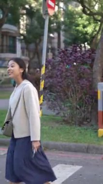 Tayvanlı 20 'li yaşlarda erkek ve bayan öğrenciler ve Tayvan' da Da 'an Bölgesi' nde bir üniversite kampüsünde sohbet eden Hintli bir kadın. Dikey.