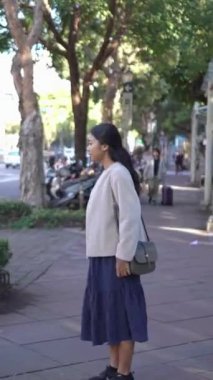 Tayvanlı 20 'li yaşlarda erkek ve bayan öğrenciler ve Tayvan' da Da 'an Bölgesi' nde bir üniversite kampüsünde sohbet eden Hintli bir kadın. Dikey.