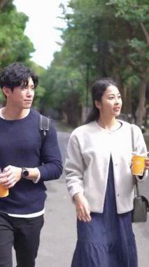 Tayvanlı 20 'li yaşlarda erkek ve bayan öğrenciler ve Tayvan' da Da 'an Bölgesi' nde bir üniversite kampüsünde sohbet eden Hintli bir kadın. Dikey.