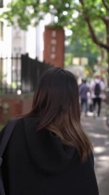 Tayvanlı 20 'li yaşlarda erkek ve bayan öğrenciler ve Tayvan' da Da 'an Bölgesi' nde bir üniversite kampüsünde sohbet eden Hintli bir kadın. Dikey.