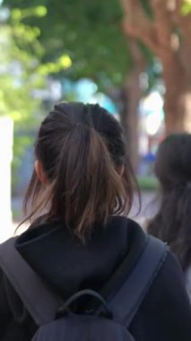 Tayvanlı 20 'li yaşlarda erkek ve bayan öğrenciler ve Tayvan' da Da 'an Bölgesi' nde bir üniversite kampüsünde sohbet eden Hintli bir kadın. Dikey.