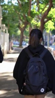 Tayvanlı 20 'li yaşlarda erkek ve bayan öğrenciler ve Tayvan' da Da 'an Bölgesi' nde bir üniversite kampüsünde sohbet eden Hintli bir kadın. Dikey.