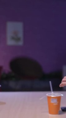 Tayvanlı 20 'li yaşlarda erkek ve bayan öğrenciler ve Hintli bir kadın Taipei City' deki Da 'an Bölgesi' nde üniversite kafeteryasında sohbet ediyorlar. Dikey yavaş hareket.