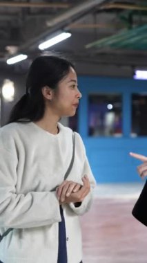 Tayvanlı 20 'li yaşlarda erkek ve bayan öğrenciler ve Hintli bir kadın Taipei City' deki Da 'an Bölgesi' nde üniversite kafeteryasında sohbet ediyorlar. Dikey yavaş hareket.