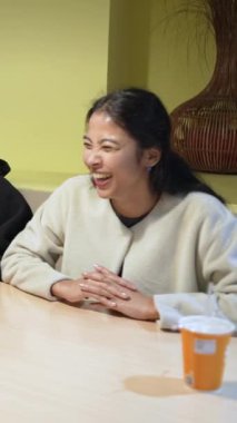 Tayvanlı 20 'li yaşlarda erkek ve bayan öğrenciler ve Hintli bir kadın Taipei City' deki Da 'an Bölgesi' nde üniversite kafeteryasında sohbet ediyorlar. Dikey yavaş hareket.