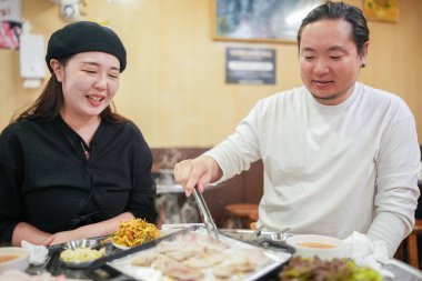 Ünlü bir restoranda Samgyeopsal 'ın tadını çıkaran çift..
