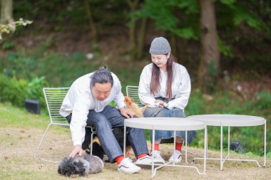 Evli çift şık bir kafede üç köpekle brunch 'ın tadını çıkarıyor..