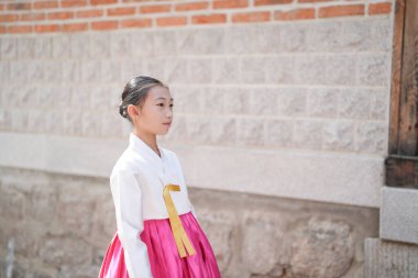 9 yaşında Hanbok giyen Koreli bir kız Gyedong-gil, Jongno, Seul, Kore 'nin tarihi caddelerinde yürüyor..