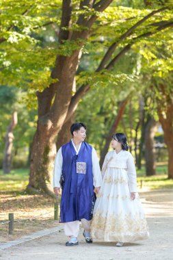 Koreli bir çift, 30 'lu yaşlarda bir adam ve 20' li yaşlarda bir kadın, Güney Kore, Seul 'deki tarihi bir parkta birlikte vakit geçiriyorlar..