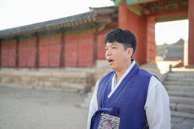 Koreli bir çift, 30 'lu yaşlarda bir adam ve 20' li yaşlarda bir kadın, Güney Kore 'nin Seul şehrindeki tarihi bir binada uyumlu bir şekilde yürüyorlar..