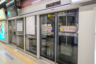 Metro istasyonunda üzerinde 