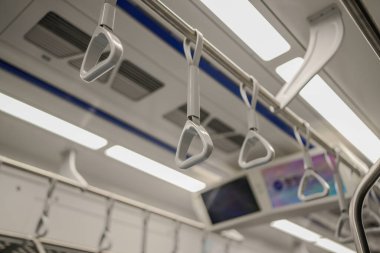 Duvarında ekran olan bir tren. Ekranda bir mesaj görünüyor. İki sıra ray var.