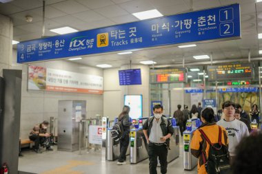 Mavi işaretli tren istasyonu resimde tam olarak ne gösterilirse onu yazmanın önemli olduğunu söylüyor.