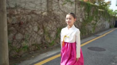 9 yaşındaki Koreli Kız Tarihi Binada Hanbok Giydi.