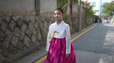 9 yaşındaki Koreli Kız Tarihi Binada Hanbok Giydi.