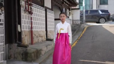 9 yaşındaki Koreli Kız Tarihi Binada Hanbok Giydi.