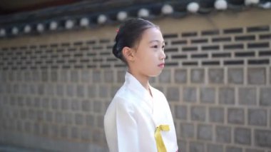 9 yaşındaki Koreli Kız Tarihi Binada Hanbok Giydi.