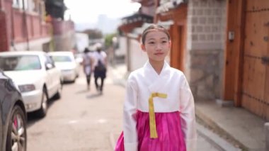 9 yaşındaki Koreli Kız Tarihi Binada Hanbok Giydi.