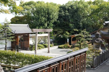 25 Ekim 2024, Tenpaku Bölgesi, Nagoya Şehri, Aichi Bölgesi 'nde Shiogama Tapınağı adlı geleneksel bir tapınağı ziyaret ediyoruz.