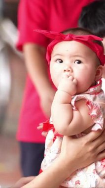 sevimli küçük bebek kız kameraya bakıyor