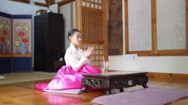 9 yaşındaki Koreli Kız Tarihi Binada Hanbok Giydi.