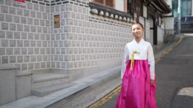 Kore 'de geleneksel elbiseli Koreli bir kız. 