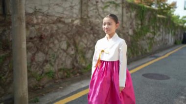 Kore 'de geleneksel elbiseli Koreli bir kız yürüyor. 