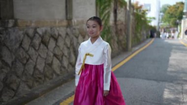 Kore 'de geleneksel elbiseli Koreli bir kız yürüyor. 