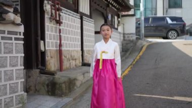 Kore 'de geleneksel elbiseli Koreli bir kız yürüyor. 