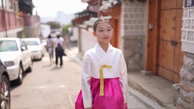 Kore 'de geleneksel elbiseli Koreli bir kız. 