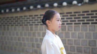 Kore 'de geleneksel elbiseli Koreli bir kız. 