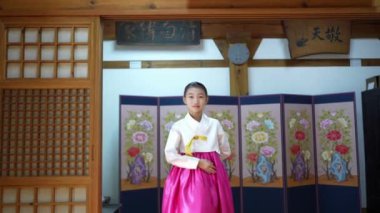 9 yaşındaki Koreli Kız Tarihi Binada Hanbok Giydi.