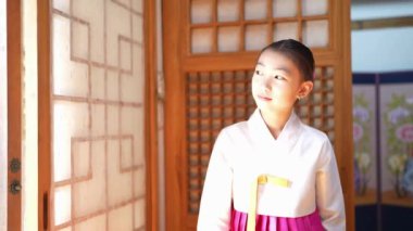 9 yaşındaki Koreli Kız Tarihi Binada Hanbok Giydi.