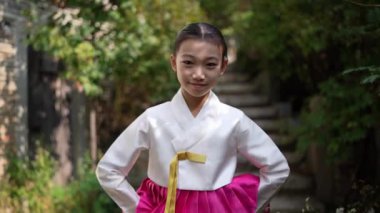 9 yaşındaki Koreli Kız Tarihi Binada Hanbok Giydi.