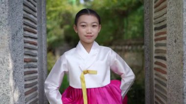 9 yaşındaki Koreli Kız Tarihi Binada Hanbok Giydi.