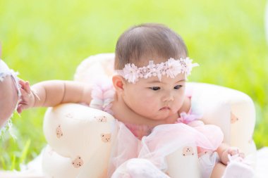 Tayvanlı bir çift 20 'li yaşlarda ve 7 aylık bebekleri Yilan County, Tayvan' daki geniş yeşil bir parkta yıldönümlerini kutluyorlar..