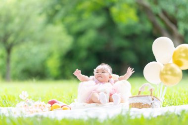 Tayvanlı bir çift 20 'li yaşlarda ve 7 aylık bebekleri Yilan County, Tayvan' daki geniş yeşil bir parkta yıldönümlerini kutluyorlar..