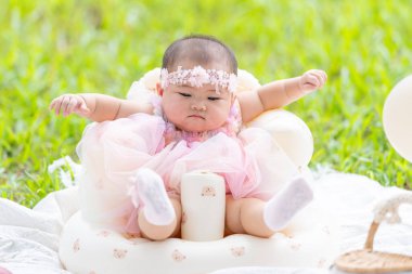 Tayvanlı bir çift 20 'li yaşlarda ve 7 aylık bebekleri Yilan County, Tayvan' daki geniş yeşil bir parkta yıldönümlerini kutluyorlar..