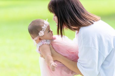 Tayvanlı bir çift 20 'li yaşlarda ve 7 aylık bebekleri Yilan County, Tayvan' da geniş bir yeşil parkta doğum gününü kutluyor..