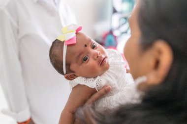 Geleneksel ve sıradan kostümler giyen Hintli bir aile, Malezya 'nın Kuala Lumpur kentindeki yüksek katlı bir apartmanda bebekleri, kızları ve büyükbabalarıyla vakit geçiriyor. Haziran 2024