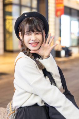 Tayvan 'ın Taipei bölgesindeki Xinyi semtinde bir alışveriş merkezinde gece vakti oturup dinlenen 20' li yaşlarda genç ve tatlı Tayvanlı bir kadın.