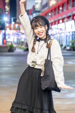 Tayvan 'ın Taipei bölgesindeki Xinyi semtinde bir alışveriş merkezinde gece vakti oturup dinlenen 20' li yaşlarda genç ve tatlı Tayvanlı bir kadın.