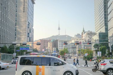 11 Ekim 2024, Jongno Bölgesi, Seul, Güney Kore 'den Myeong-dong şehir merkezine doğru yürüyen sokak manzarası.