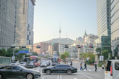 11 Ekim 2024, Jongno Bölgesi, Seul, Güney Kore 'den Myeong-dong şehir merkezine doğru yürüyen sokak manzarası.