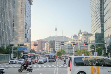 11 Ekim 2024, Jongno Bölgesi, Seul, Güney Kore 'den Myeong-dong şehir merkezine doğru yürüyen sokak manzarası.