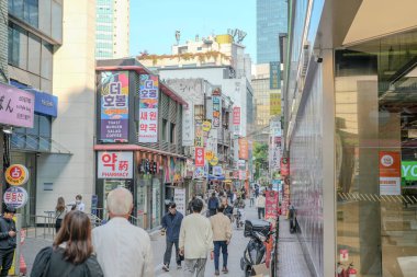 11 Ekim 2024, Jongno Bölgesi, Seul, Güney Kore 'den Myeong-dong şehir merkezine doğru yürüyen sokak manzarası.