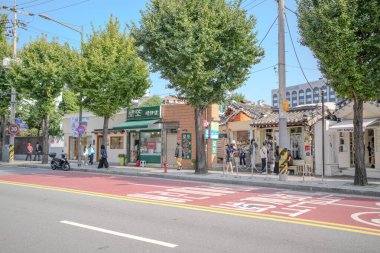 11 Ekim 2024. Gyedong-gil, Jongno Bölgesi, Seul, Güney Kore çevresindeki halka açık yollar..